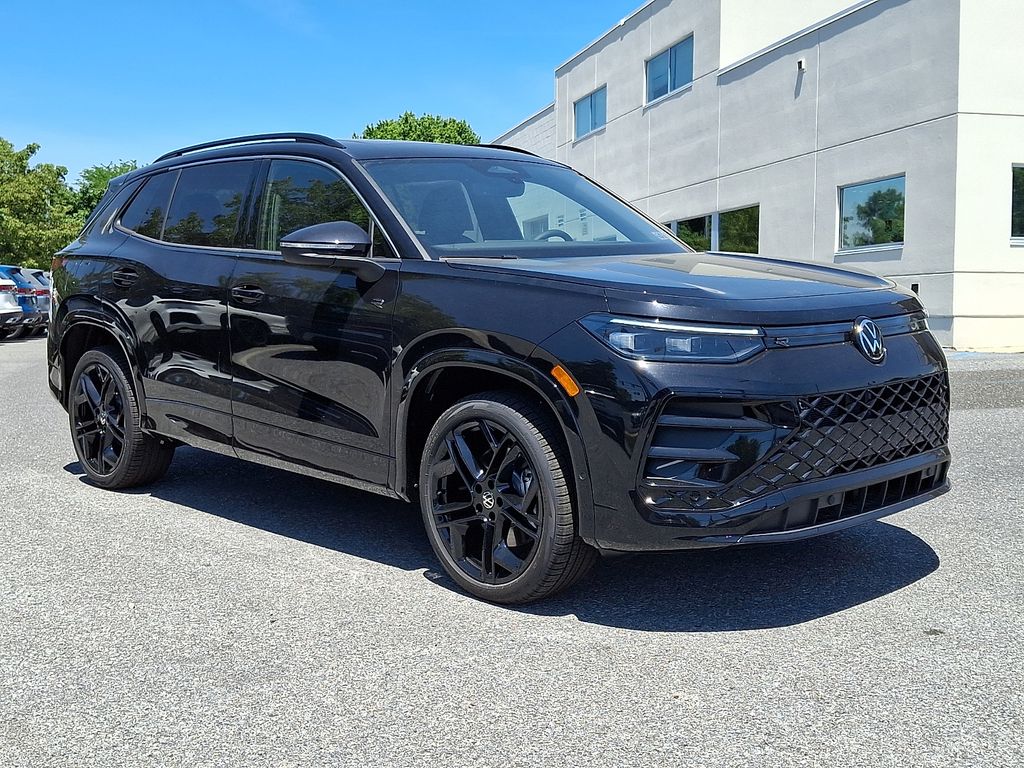 2026 Volkswagen Tiguan 2.0T SE R-Line Black 4Motion's photo