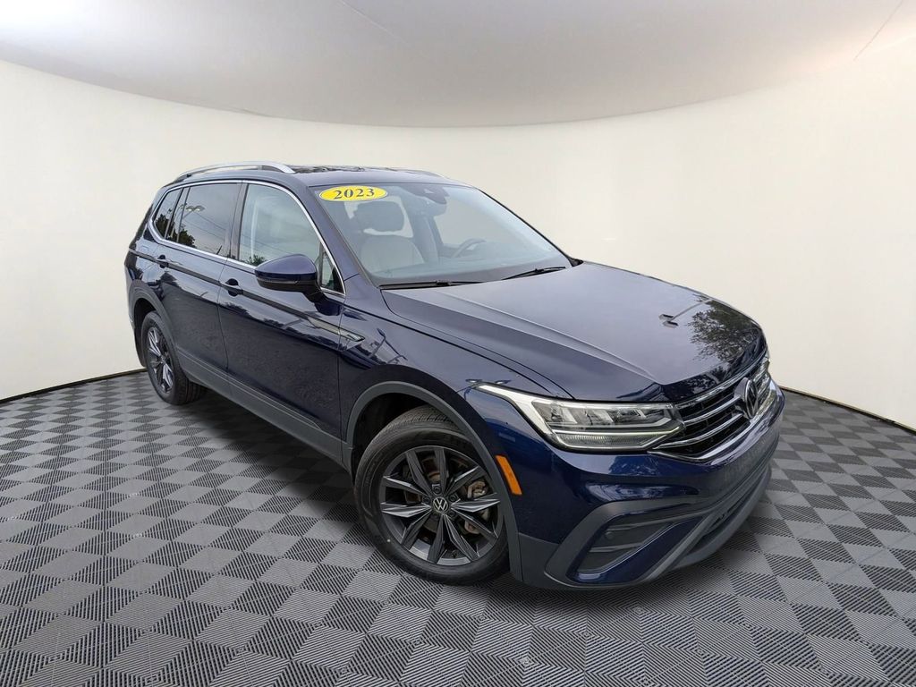 2023 Volkswagen Tiguan SE's photo