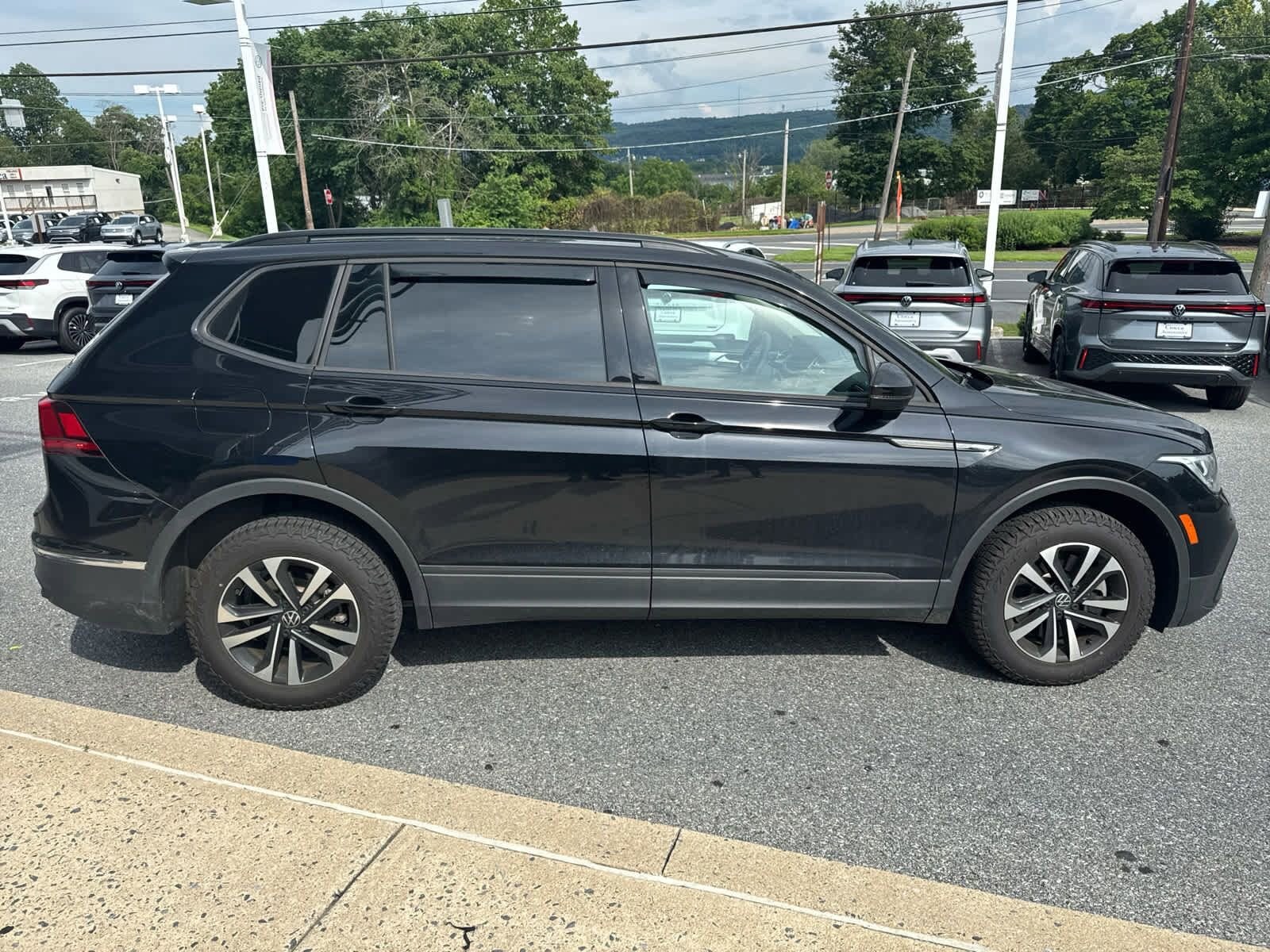 2022 Volkswagen Tiguan S photo 3