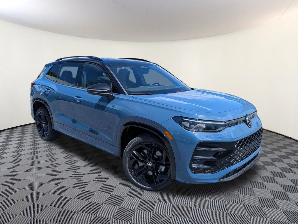 2026 Volkswagen Tiguan 2.0T SE R-Line Black 4Motion's photo