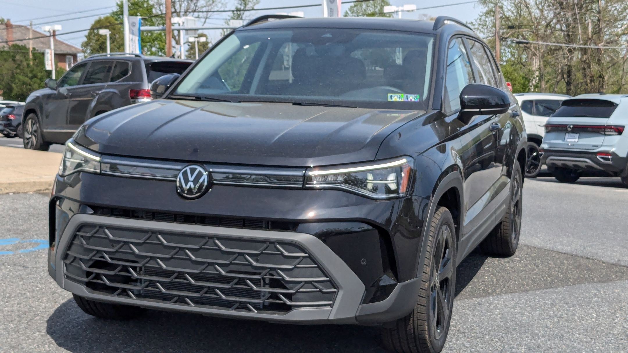 2025 Volkswagen Taos SE photo 3