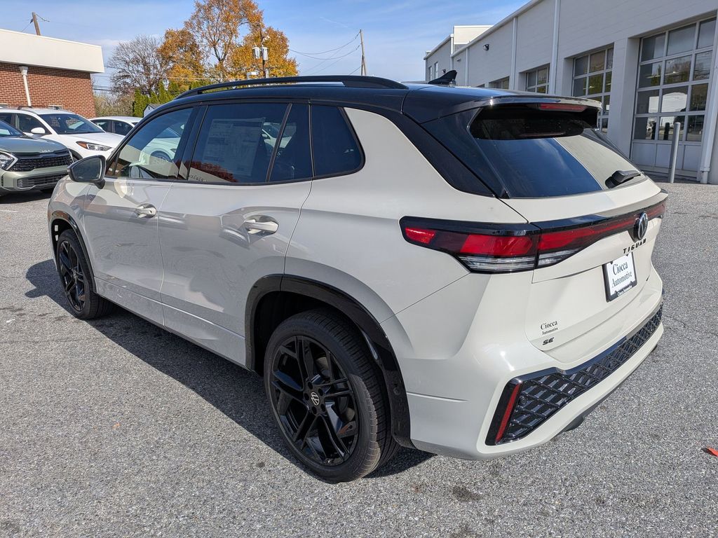 2026 Volkswagen Tiguan SE R-Line Black photo 4