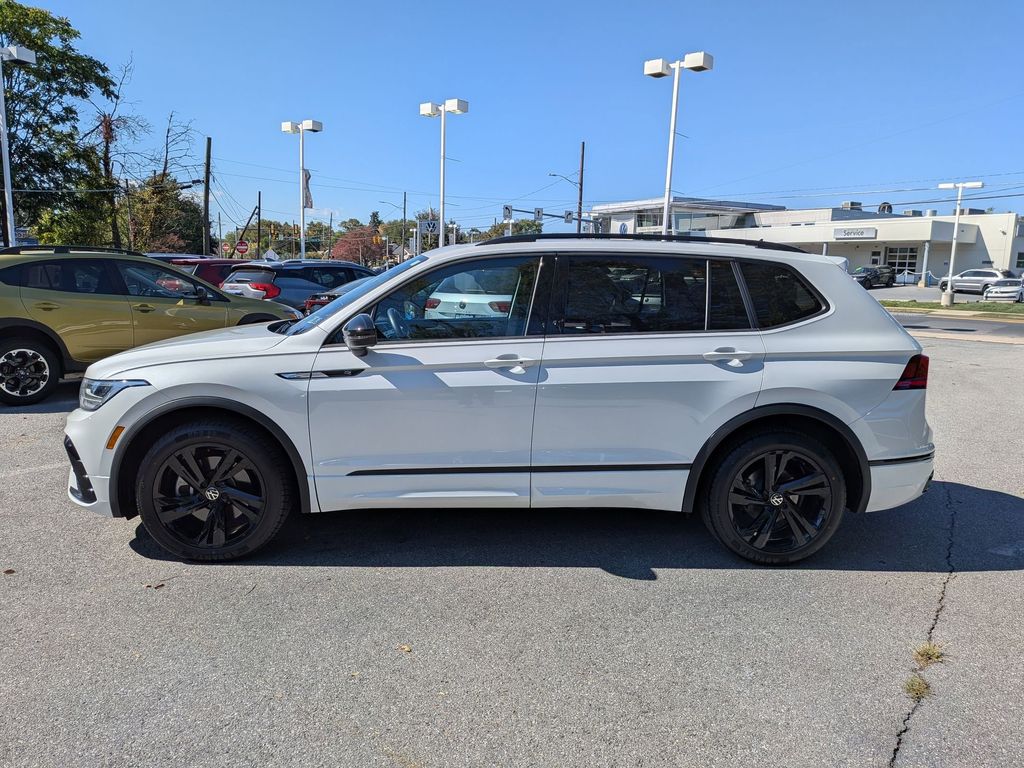 2023 Volkswagen Tiguan SE R-Line Black photo 3