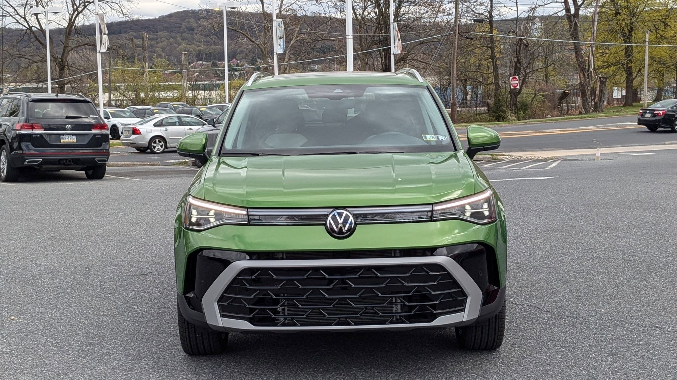 2025 Volkswagen Taos SEL photo 2