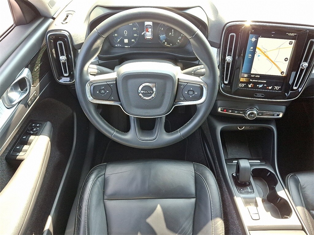 2022 Volvo XC40 Momentum photo 2