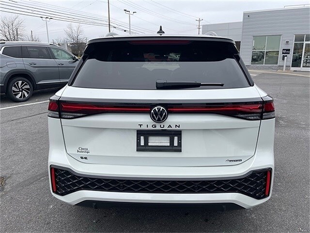 2025 Volkswagen Tiguan SE R-Line Black photo 4