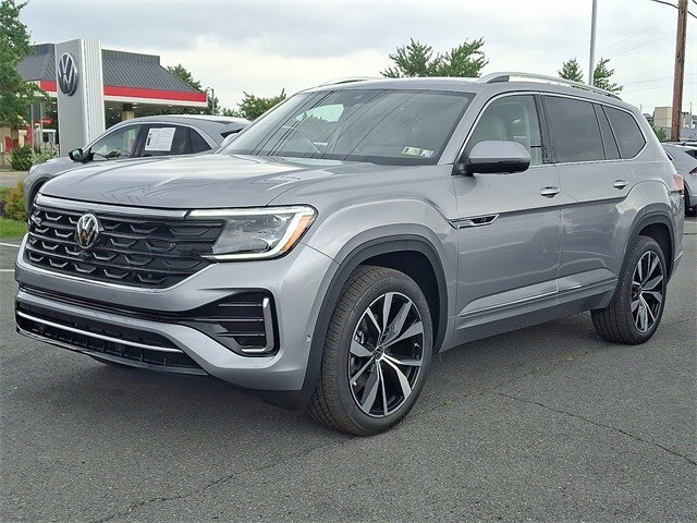 2025 Volkswagen Atlas SEL Premium R-Line photo 2