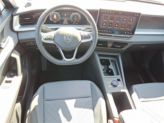 2025 Volkswagen Tiguan SE photo 2