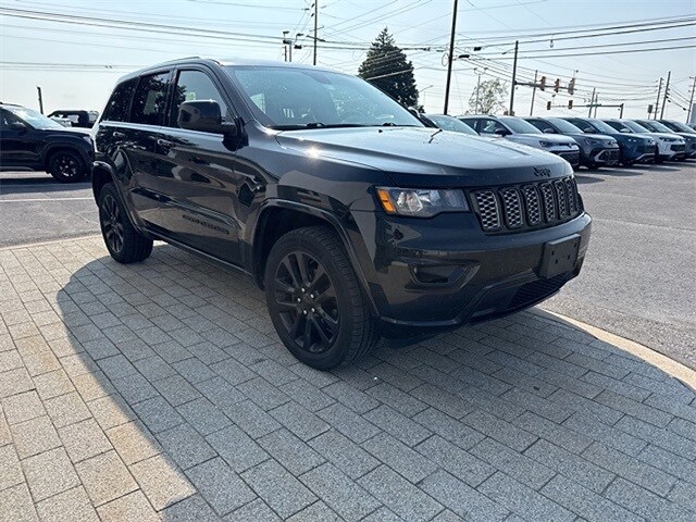 2018 Jeep Grand Cherokee Laredo Altitude photo 3