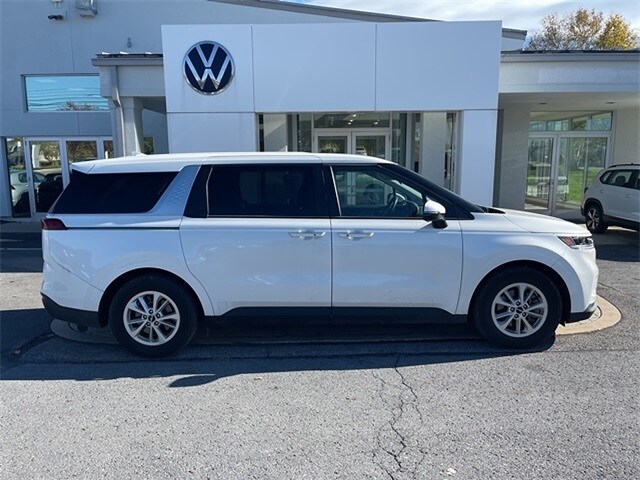 2024 Kia Carnival LX photo 4