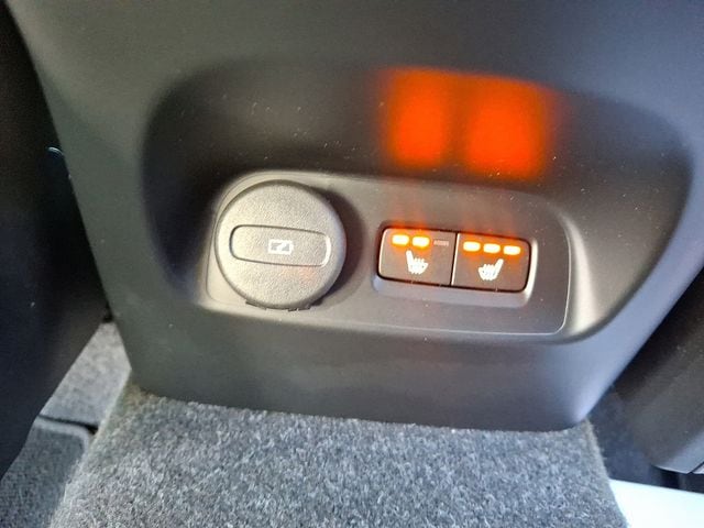 2022 Volvo XC40 Momentum - Photo 14