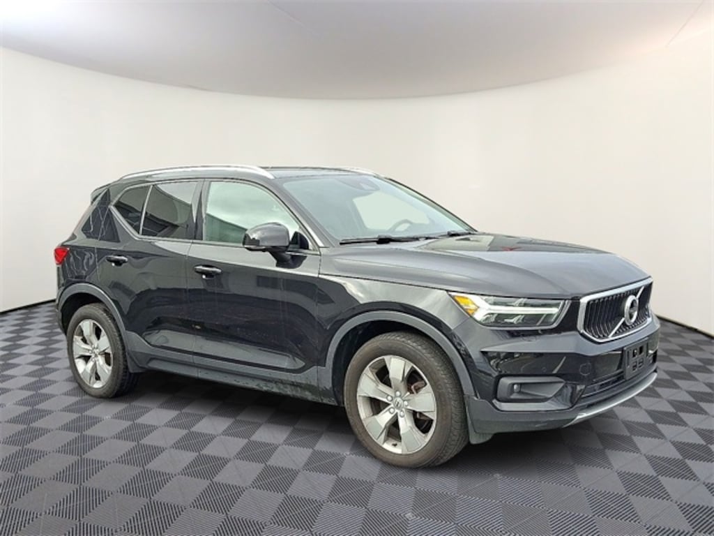 Used 2022 Volvo XC40 T5 AWD Momentum SUV
