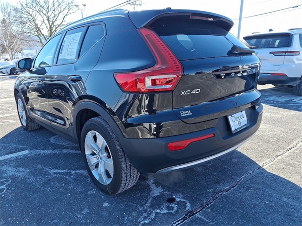 Used 2022 Volvo XC40 T5 AWD Momentum SUV