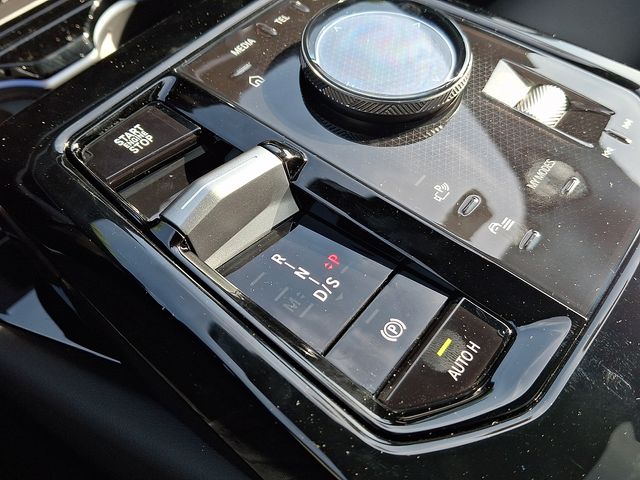 2027 BMW 5 Series 550e - Photo 15