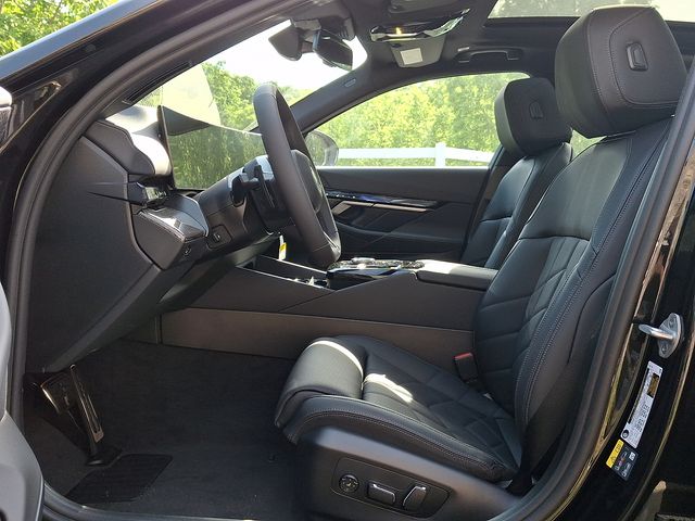 2027 BMW 5 Series 550e - Photo 13
