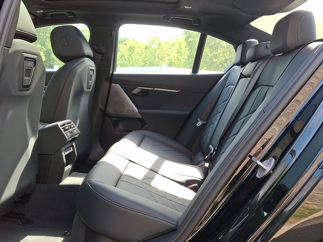2027 BMW 5 Series 550e - Photo 9