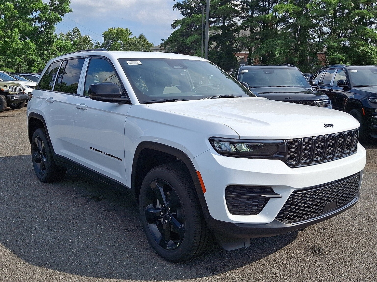 2025 Jeep Grand Cherokee Altitude photo 2