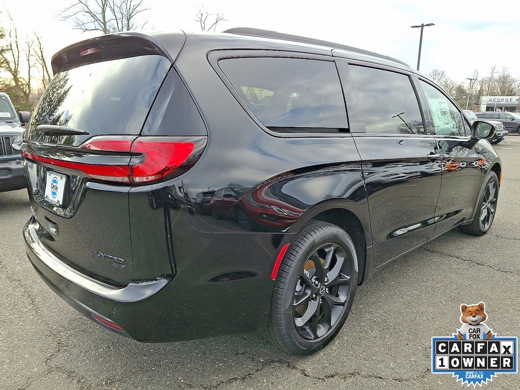 New 2026 Chrysler Pacifica LIMITED AWD Passenger Van