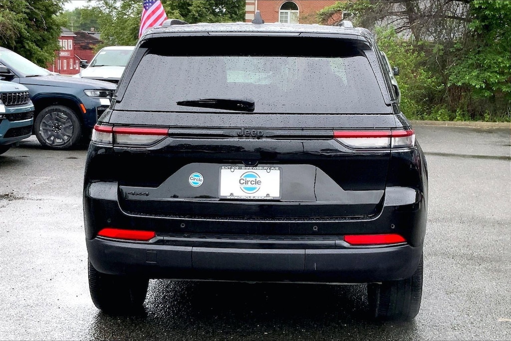 Certified 2025 Jeep Grand Cherokee Laredo SUV