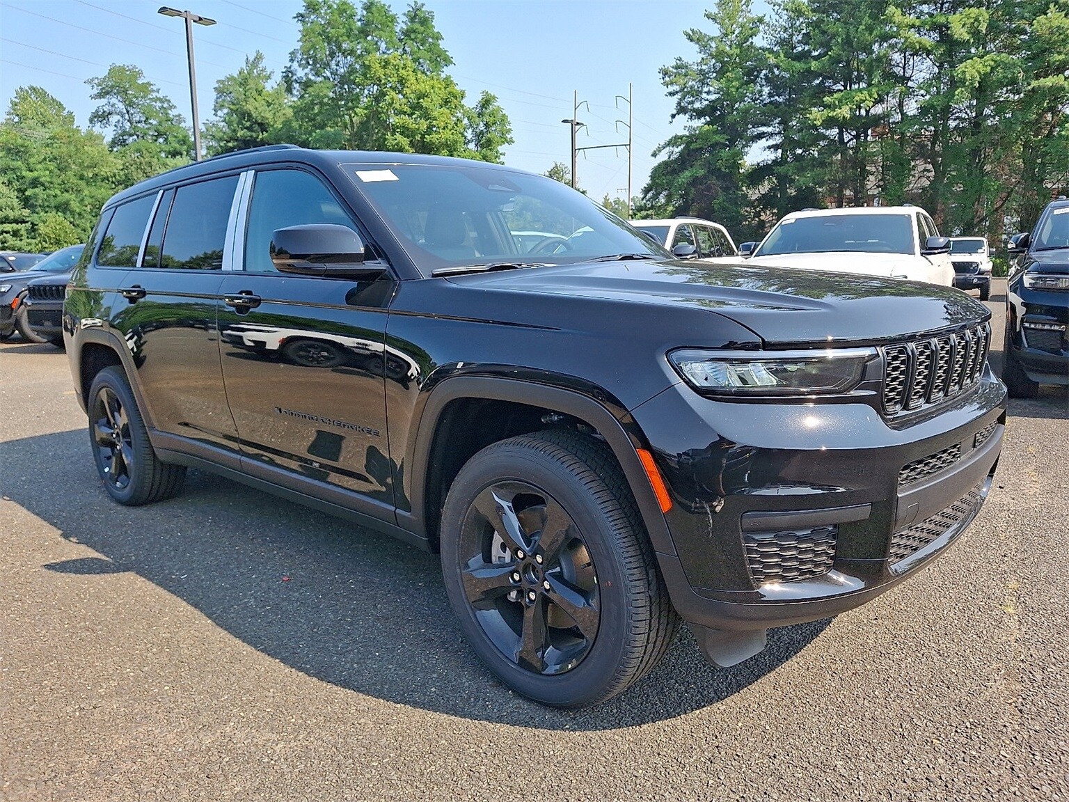 2025 Jeep Grand Cherokee Altitude photo 2