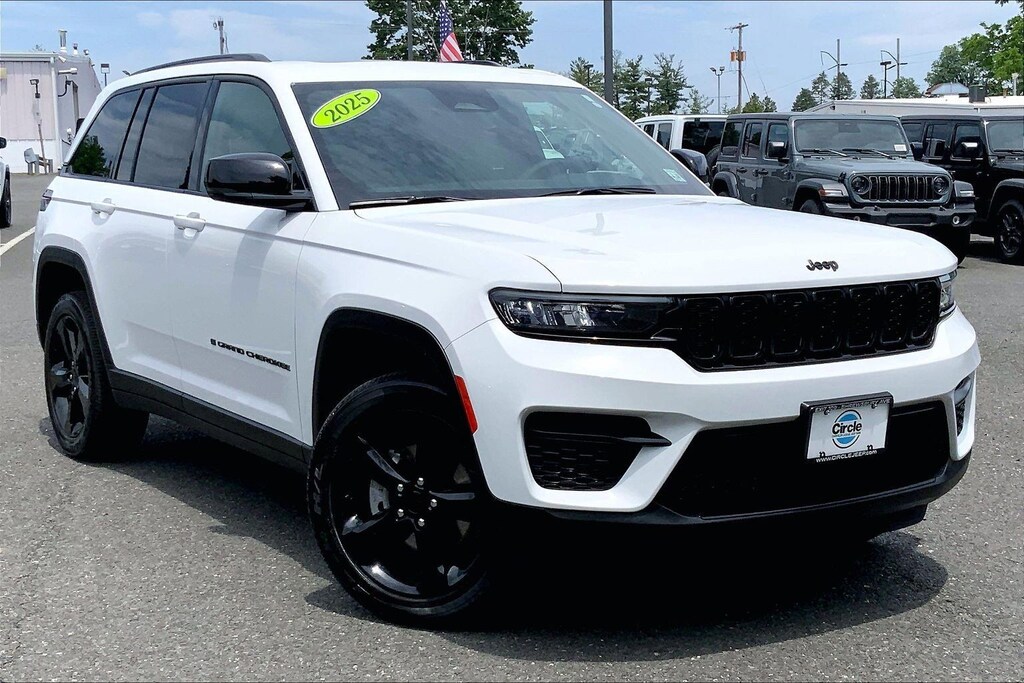 Used 2025 Jeep Grand Cherokee Laredo SUV