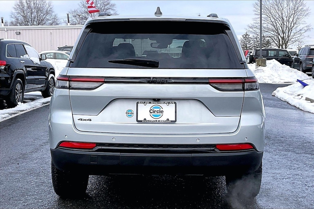 Used 2023 Jeep Grand Cherokee Laredo SUV