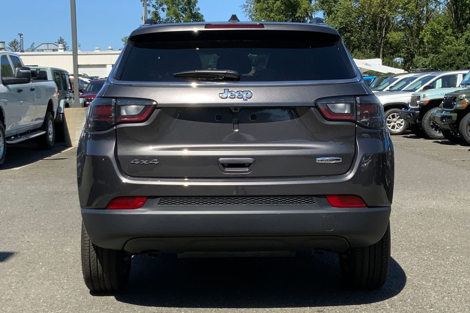 2023 Jeep Compass Latitude Lux photo 2