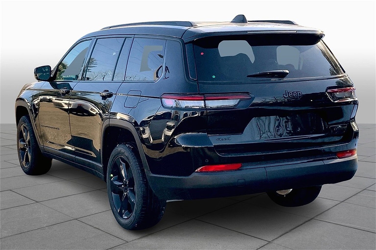 2025 Jeep Grand Cherokee Limited photo 3