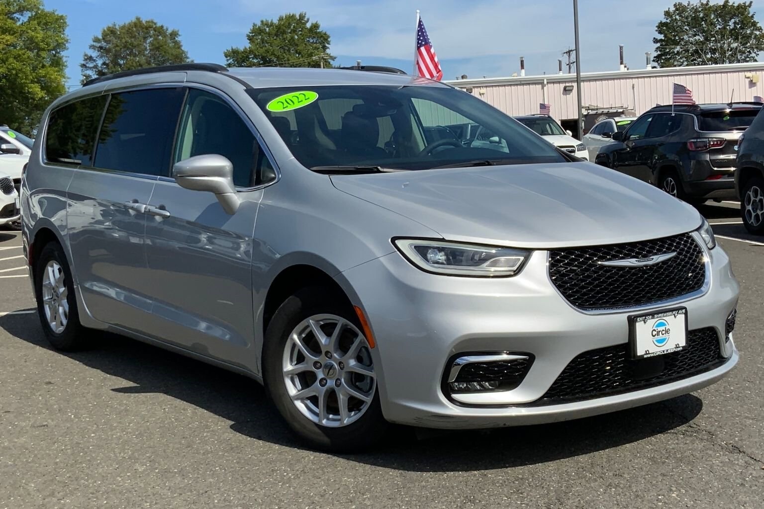 2022 Chrysler Pacifica Touring L photo 2