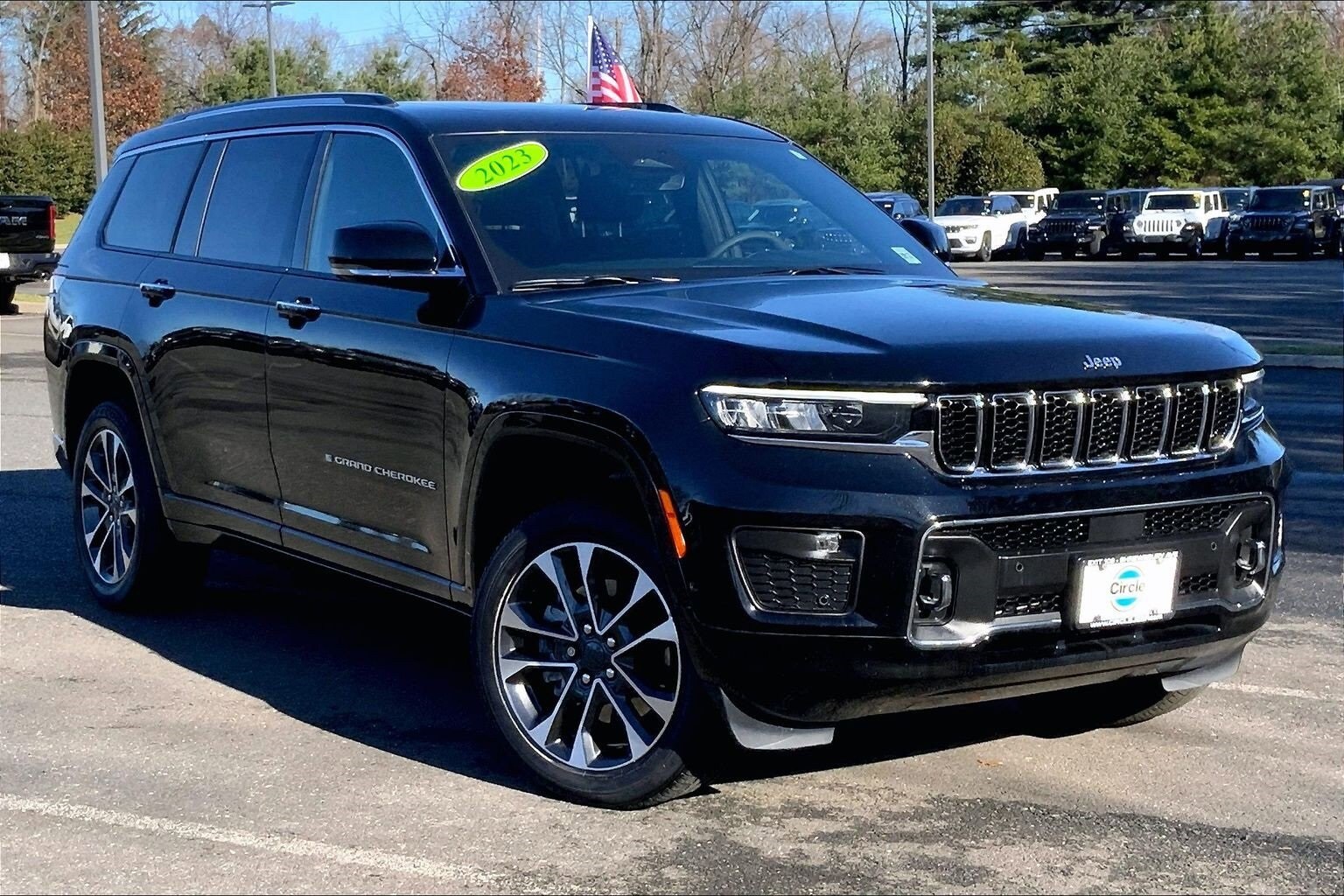 2023 Jeep Grand Cherokee Overland photo 2