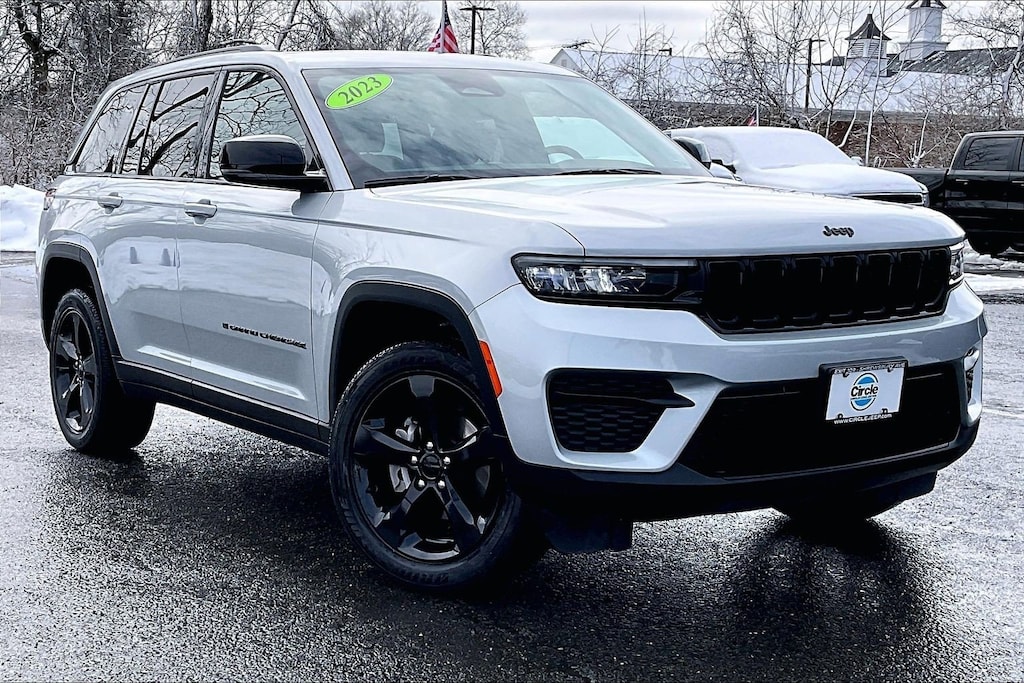 Used 2023 Jeep Grand Cherokee Laredo SUV