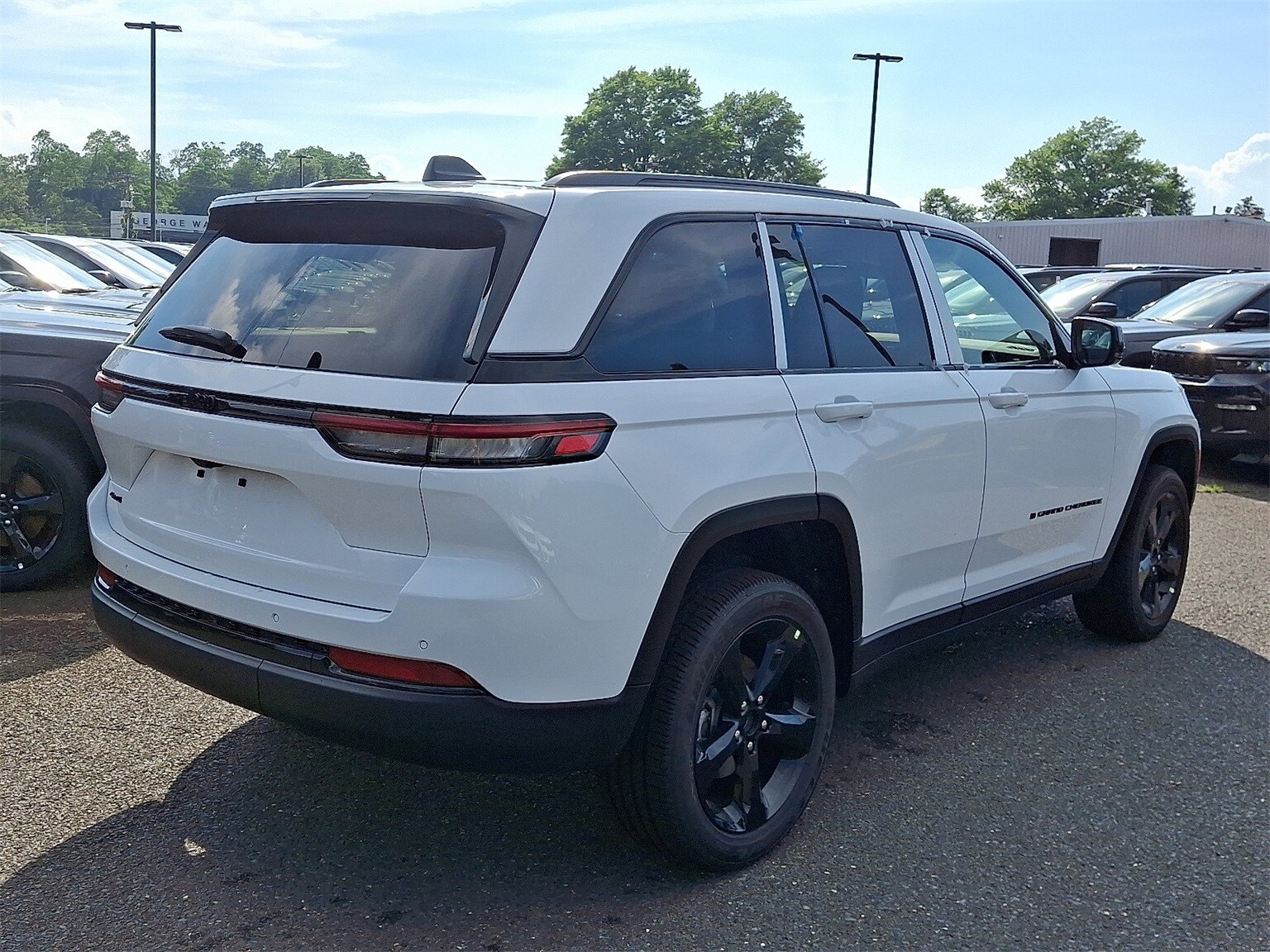 2025 Jeep Grand Cherokee Altitude photo 3