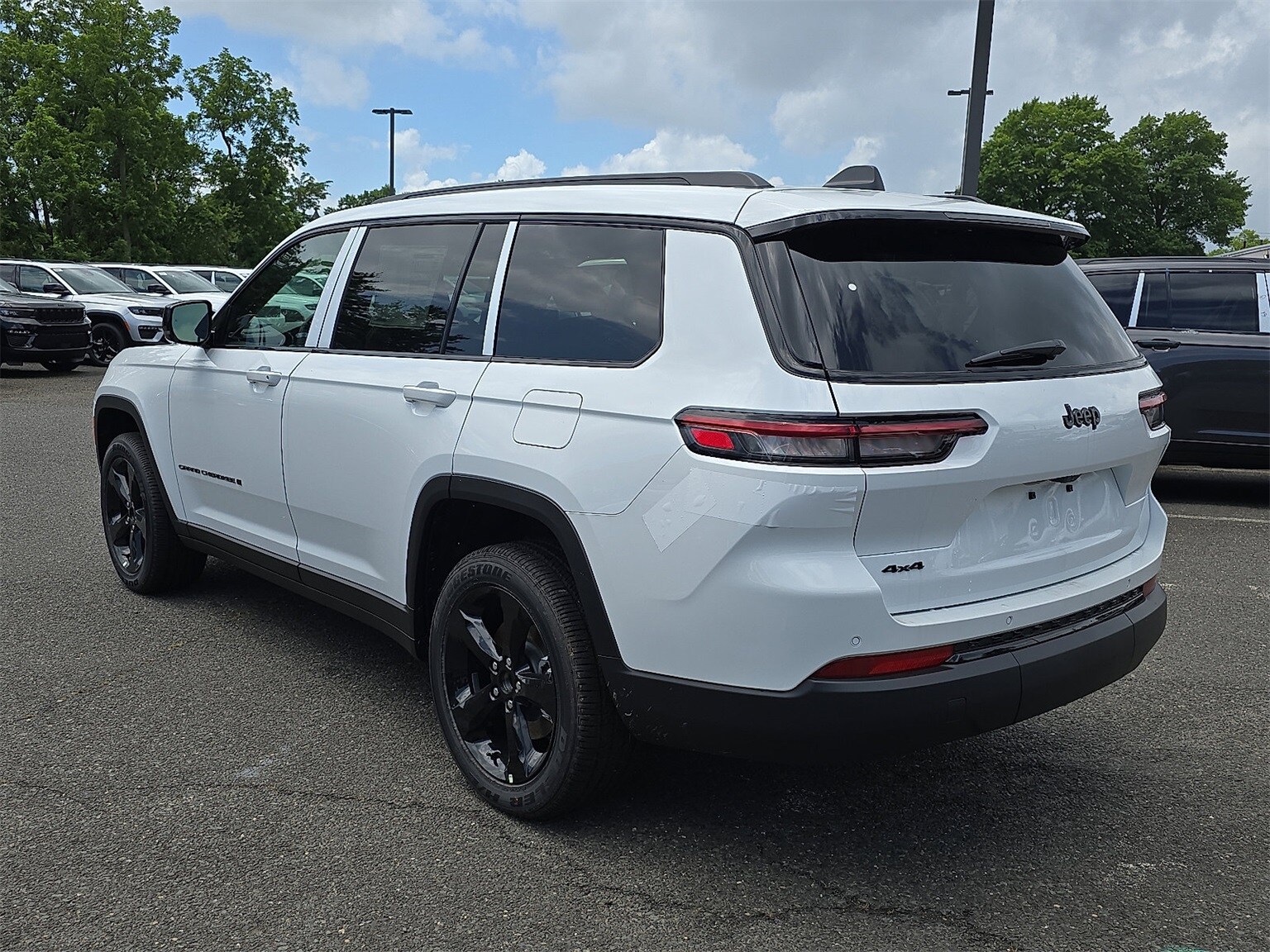 2025 Jeep Grand Cherokee Altitude photo 2