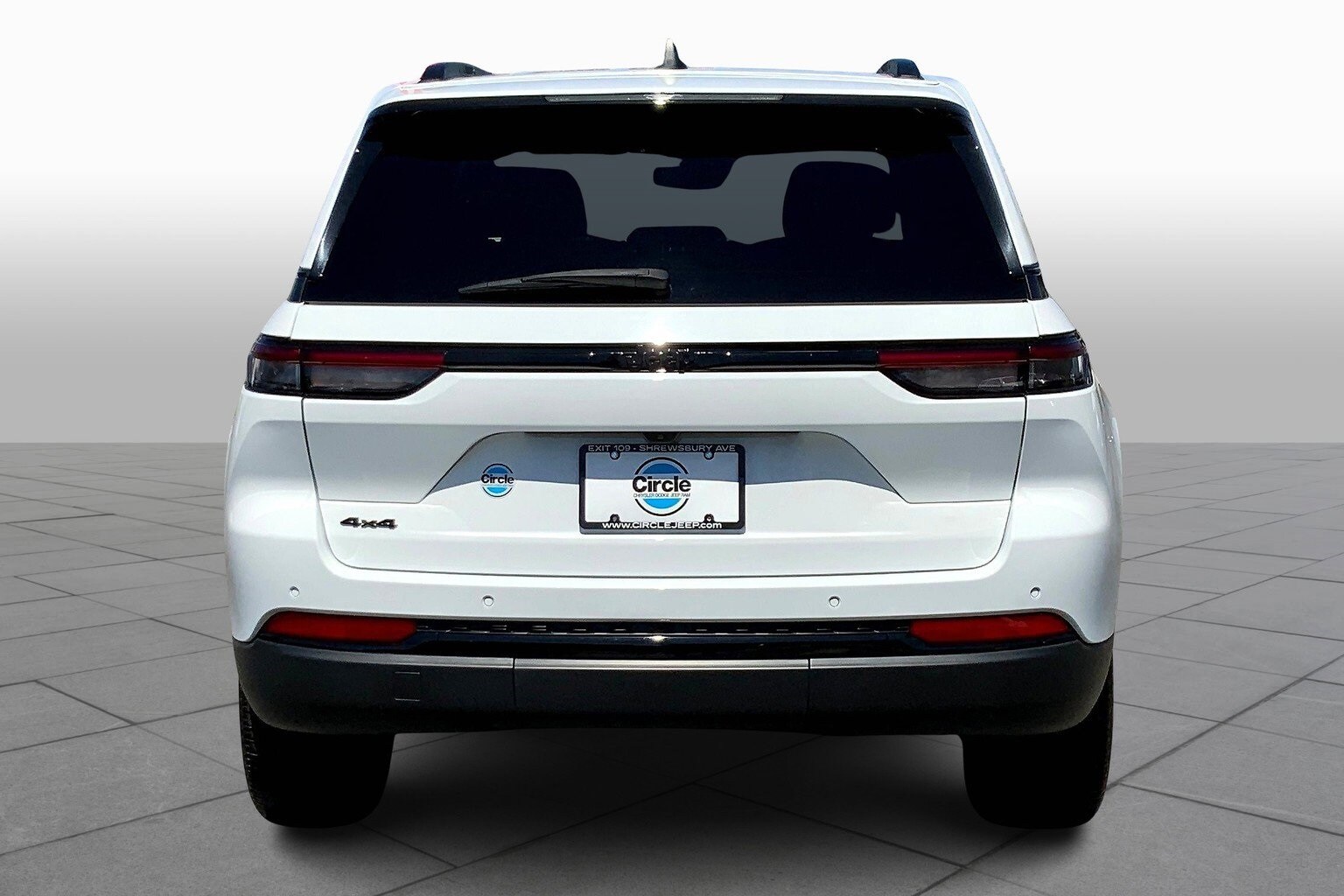 2023 Jeep Grand Cherokee Laredo photo 4