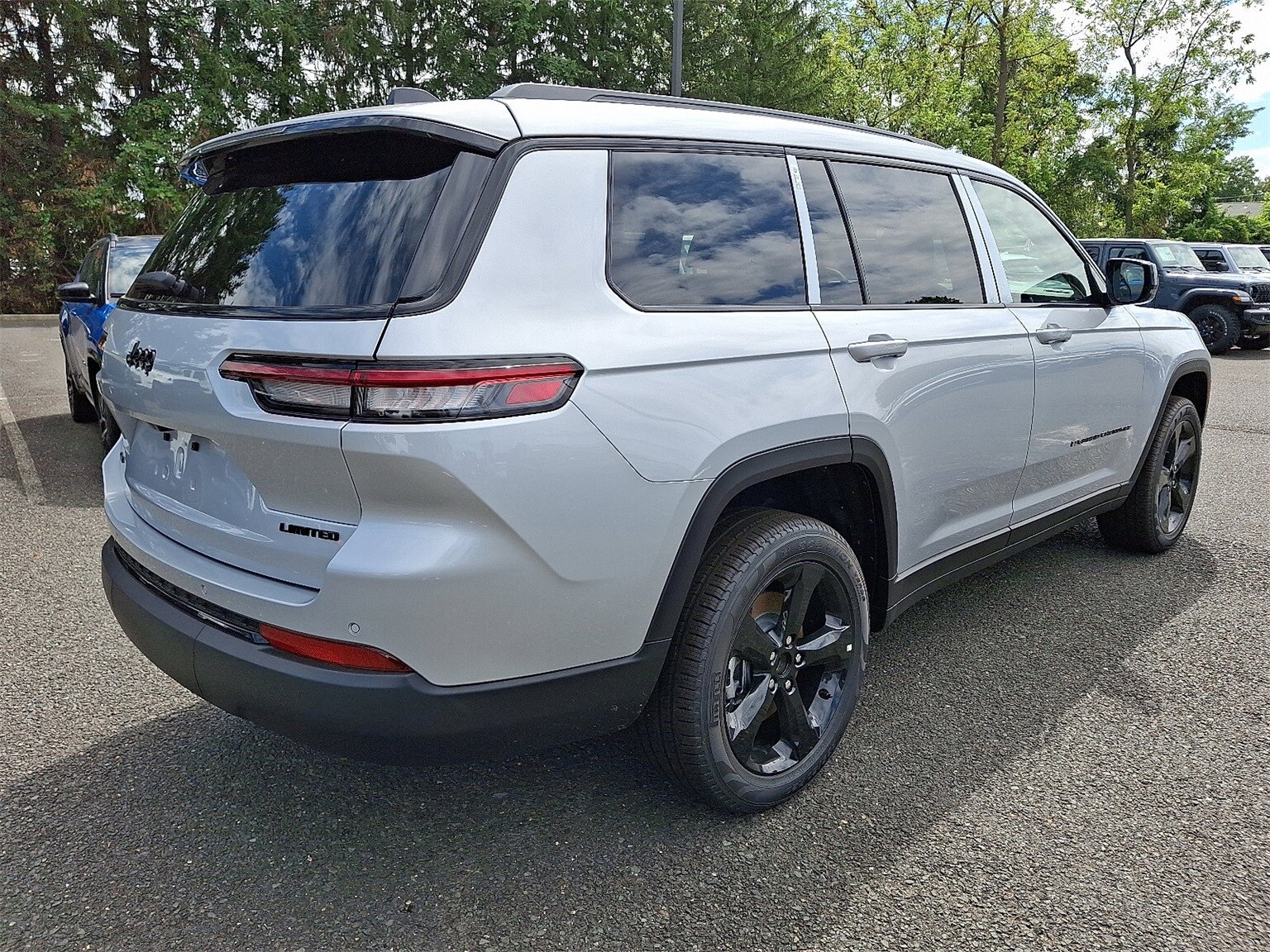 2025 Jeep Grand Cherokee Limited photo 3