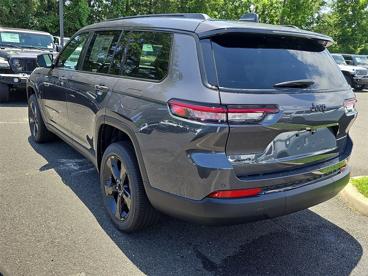2025 Jeep Grand Cherokee Altitude photo 3