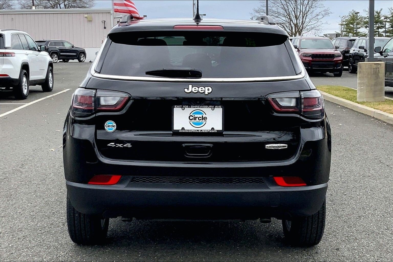 2023 Jeep Compass Latitude Lux photo 3