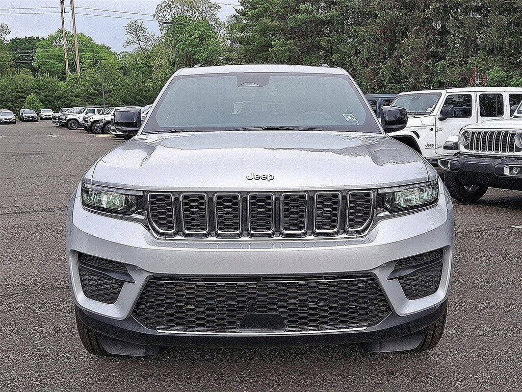 Used 2025 Jeep Grand Cherokee Laredo SUV