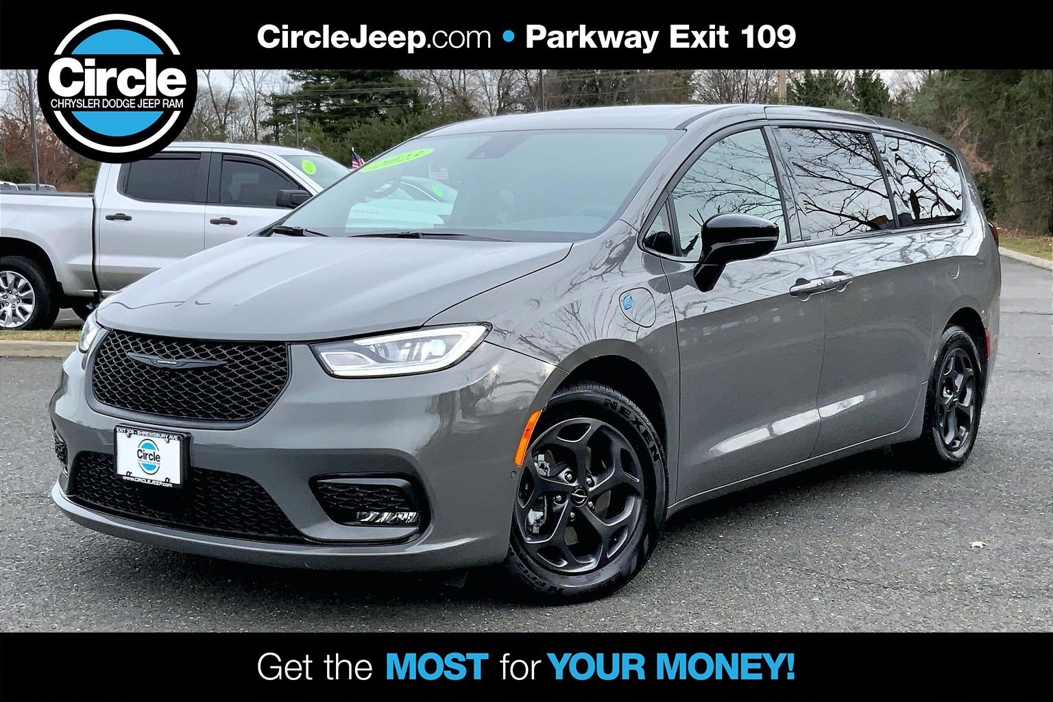 2023 Chrysler Pacifica Hybrid Limited's photo