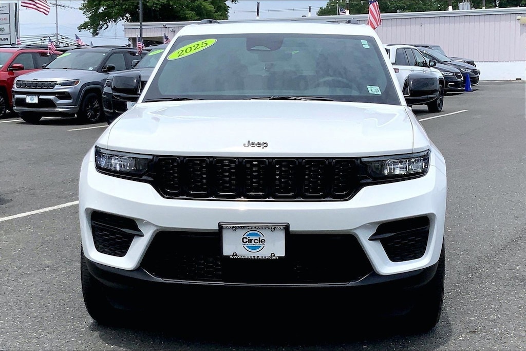 Used 2025 Jeep Grand Cherokee Laredo SUV