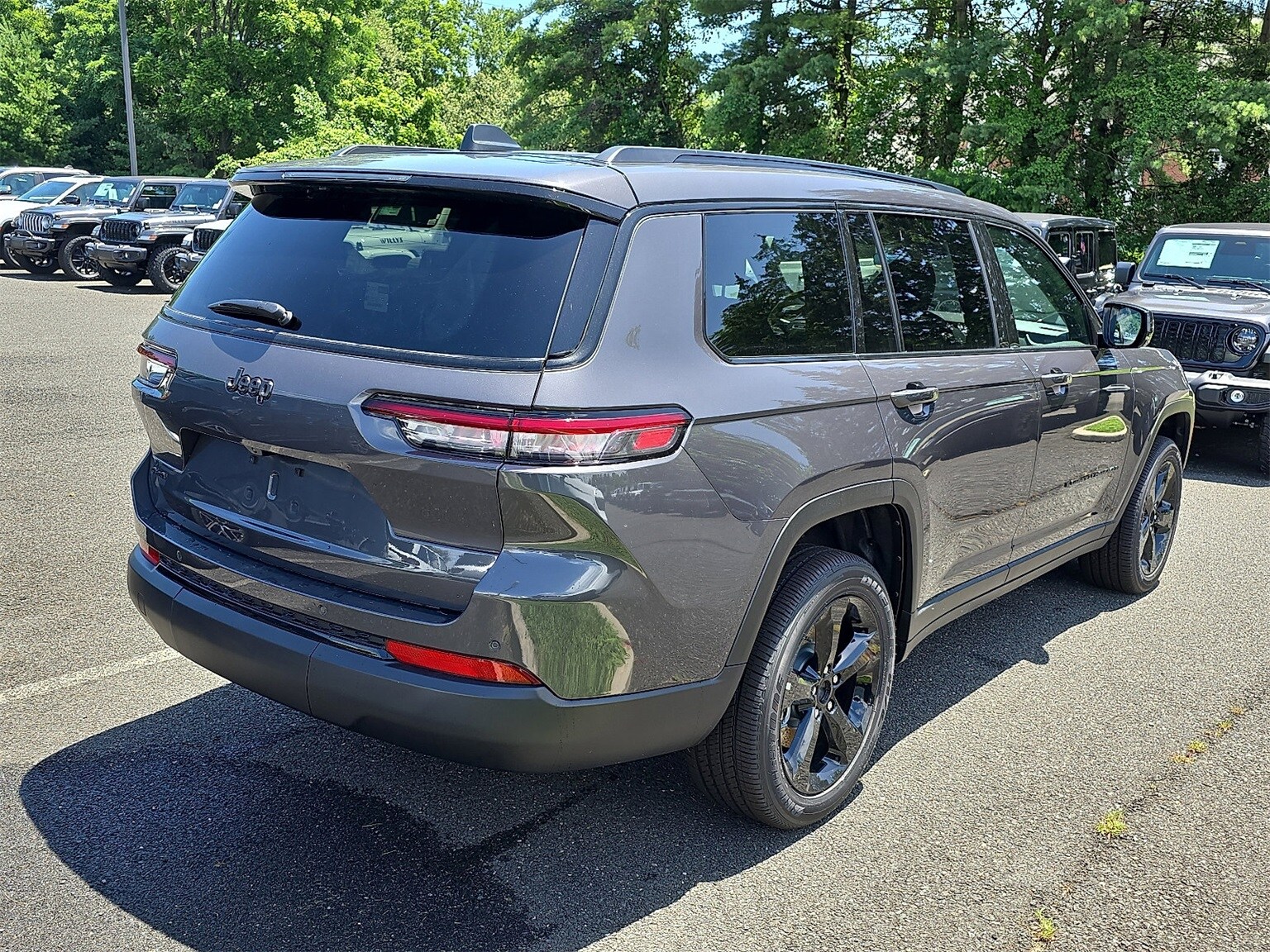 2025 Jeep Grand Cherokee Altitude photo 2