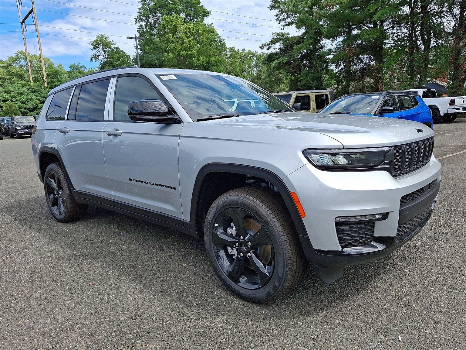 2025 Jeep Grand Cherokee Limited photo 2