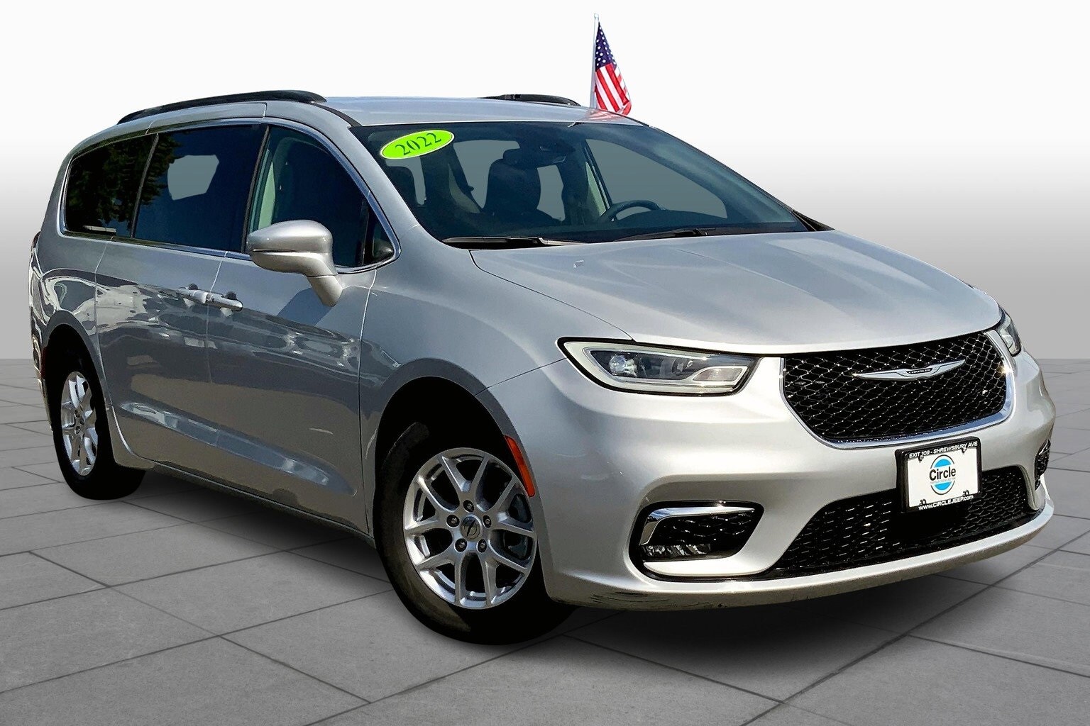 2022 Chrysler Pacifica Touring L photo 2