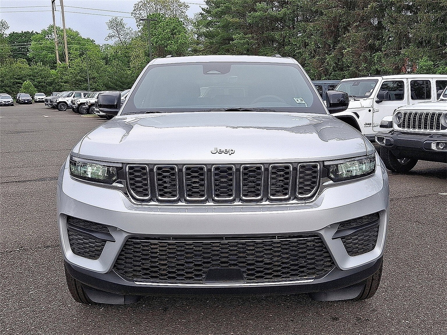 2025 Jeep Grand Cherokee Laredo photo 2