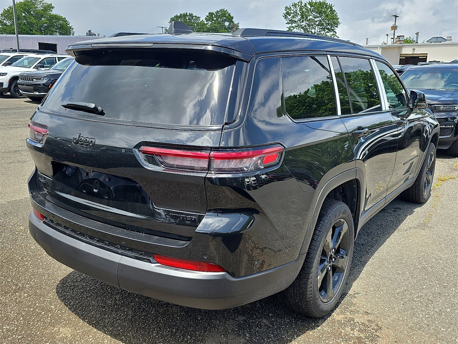 2025 Jeep Grand Cherokee Limited photo 3