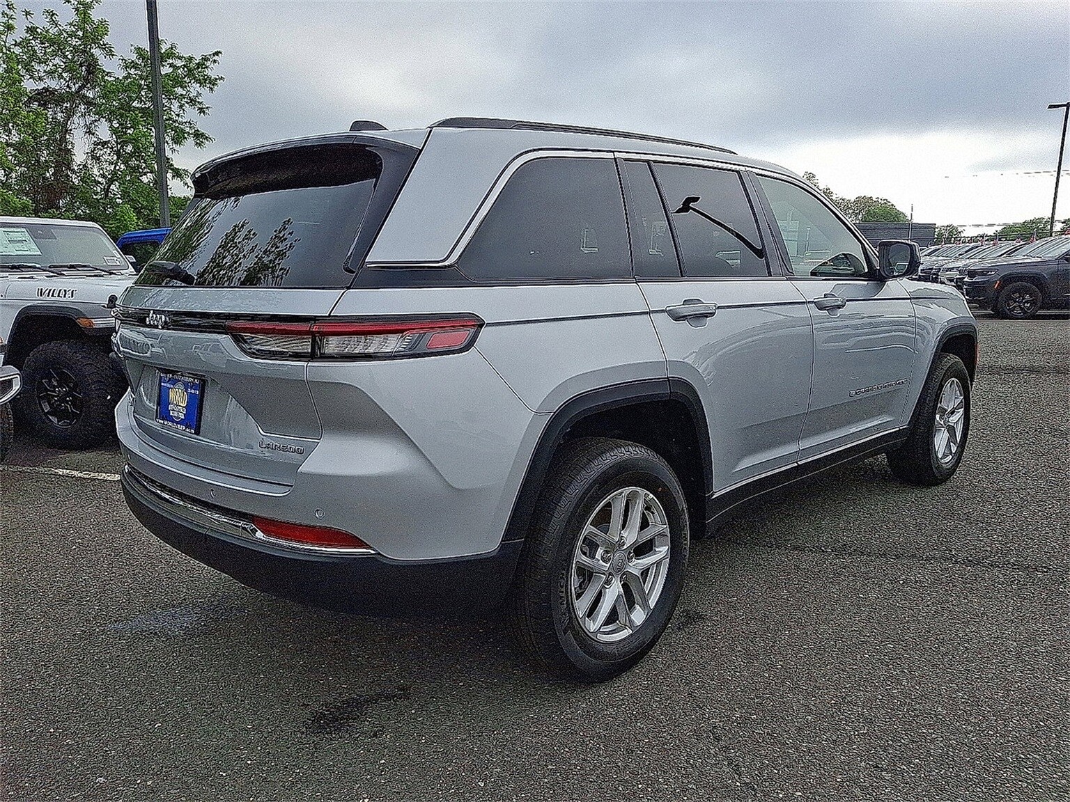 2025 Jeep Grand Cherokee Laredo photo 4