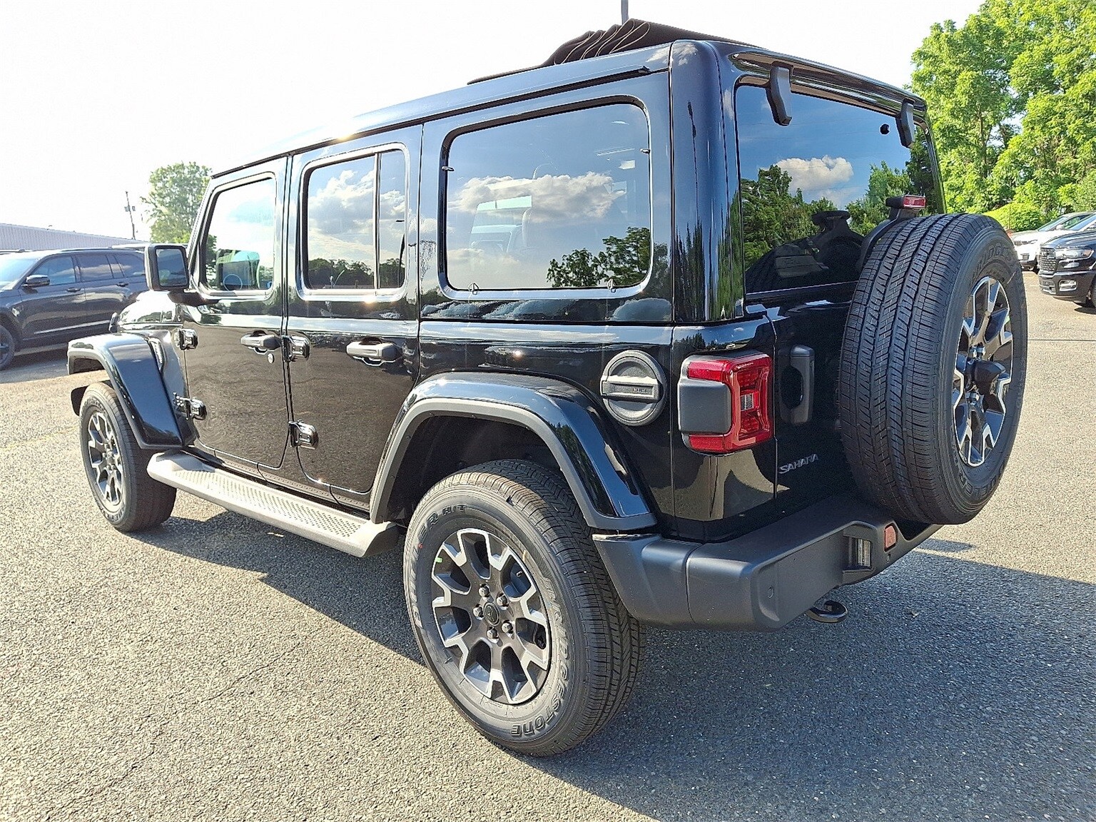2025 Jeep Wrangler Sahara photo 4