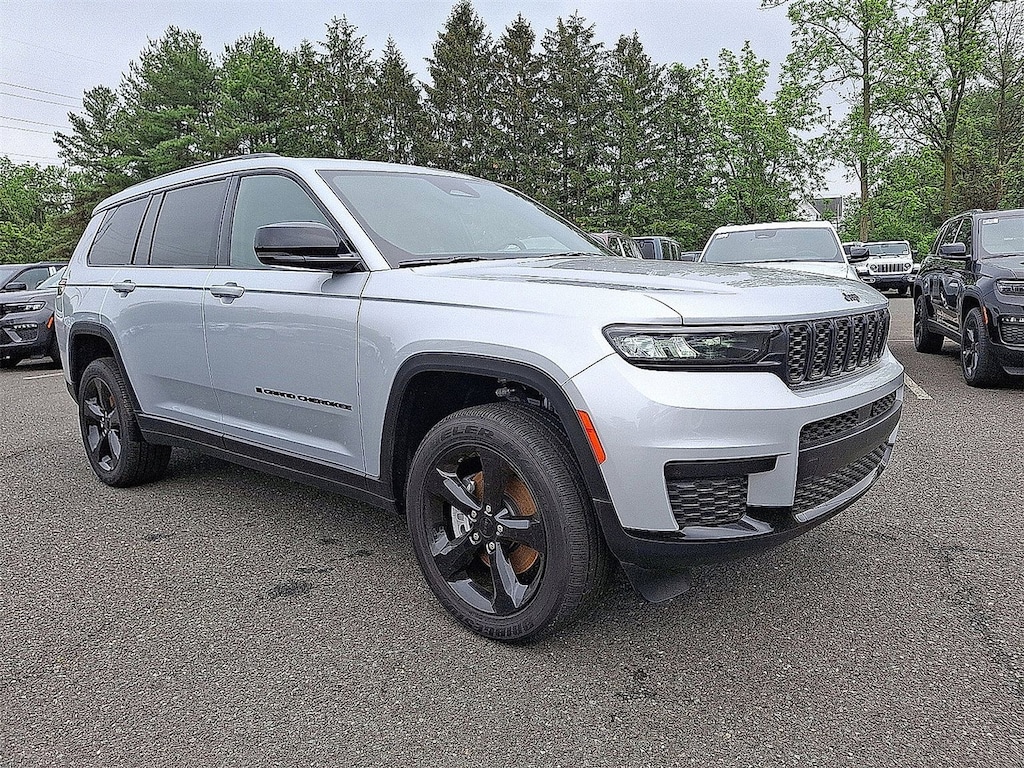 Used 2025 Jeep Grand Cherokee L Laredo SUV