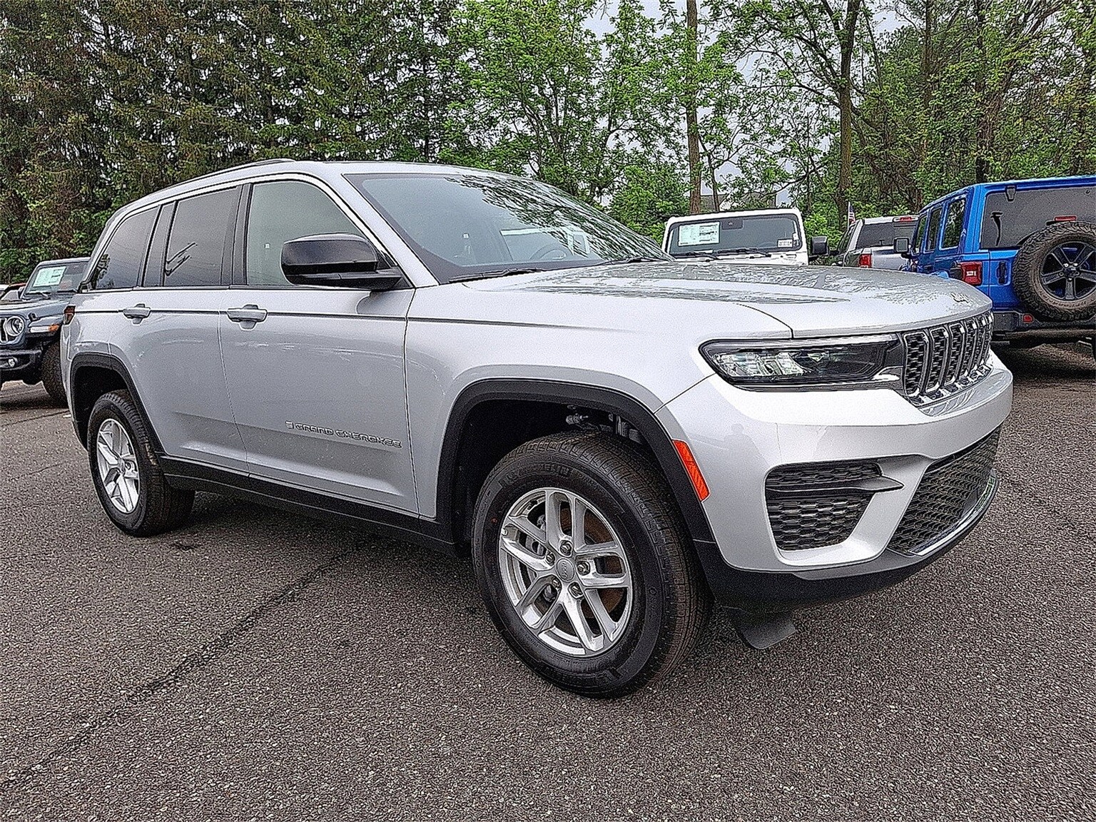 2025 Jeep Grand Cherokee Laredo photo 3