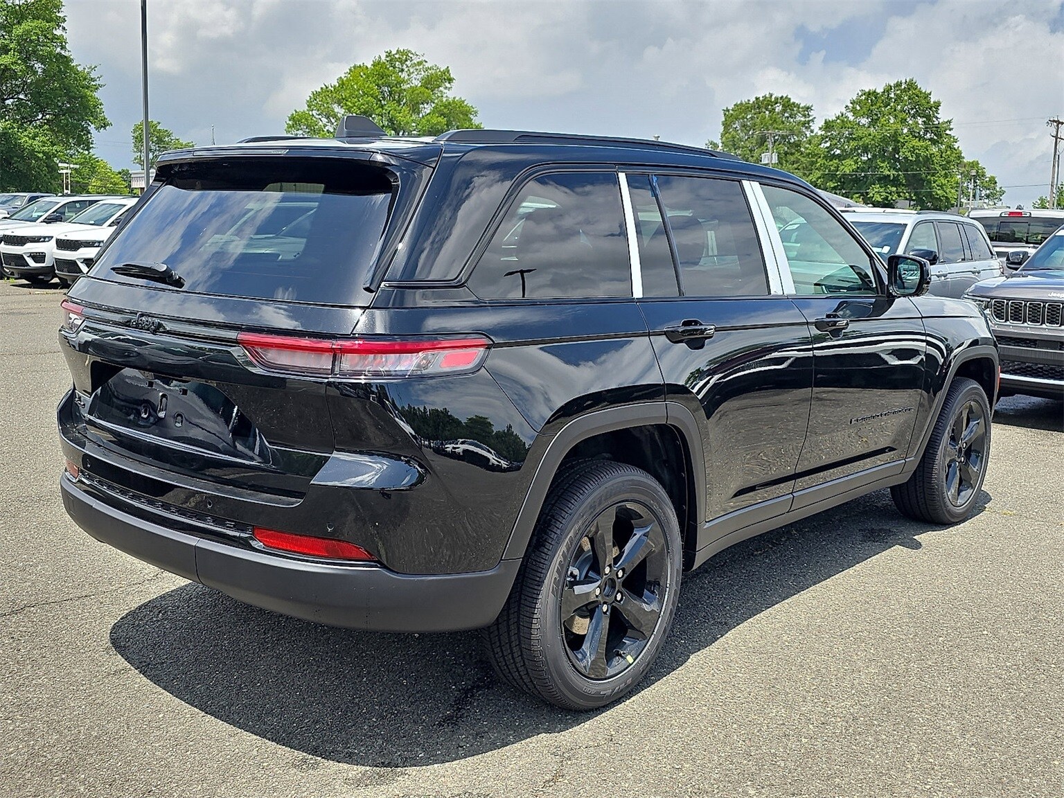2025 Jeep Grand Cherokee Altitude photo 3
